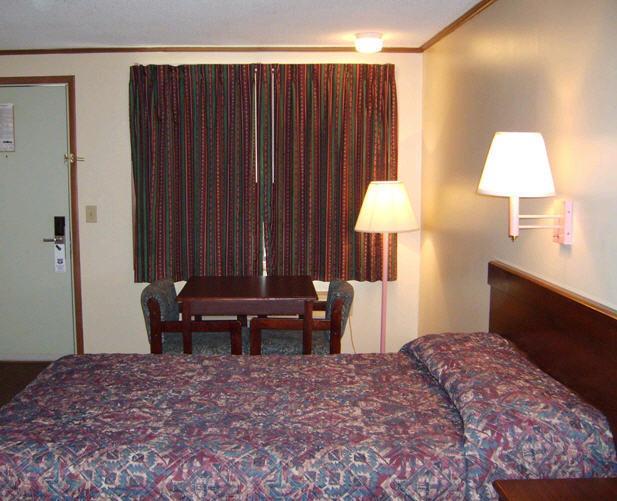 Budgetel Inn & Suites Колумбус Экстерьер фото